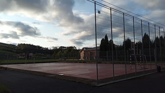 Cancha de baloncesto a las afueras de Carrejo - baloncesto in Cabezón de la Sal
